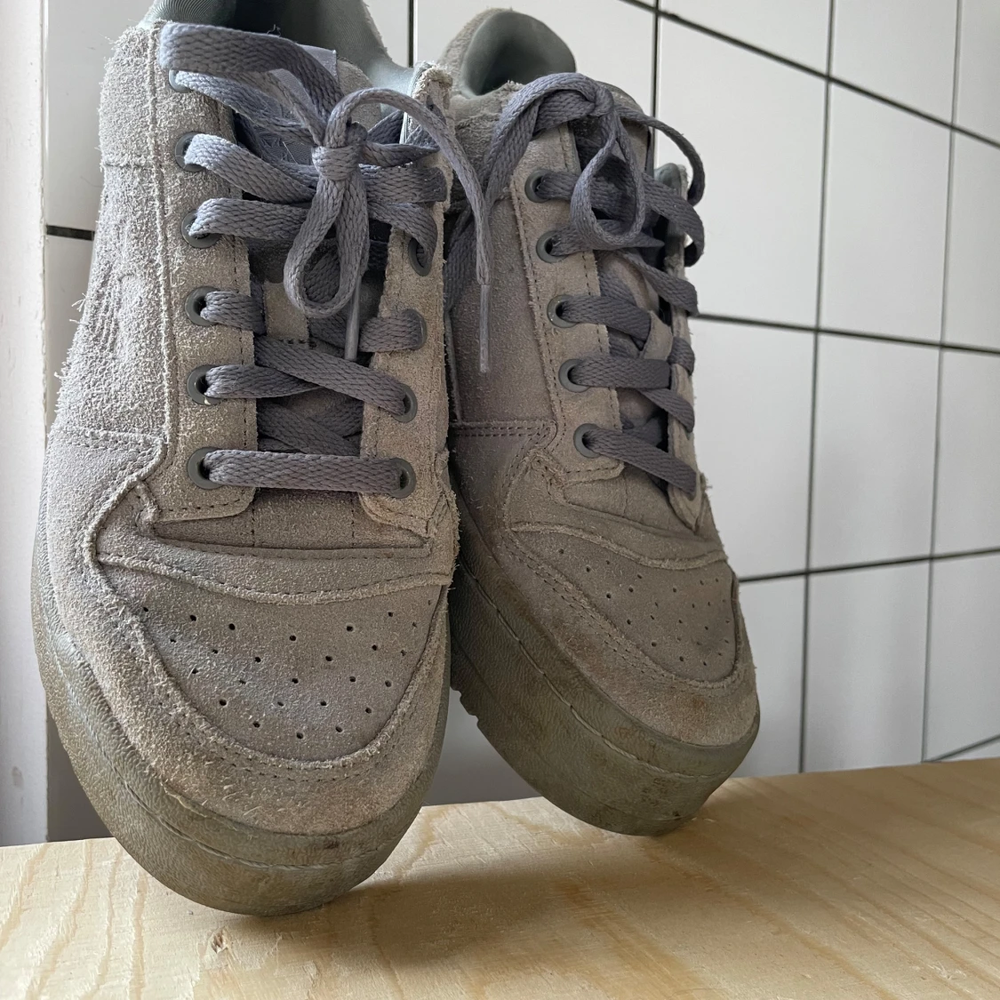 Grå sneakers från Adidas - 93