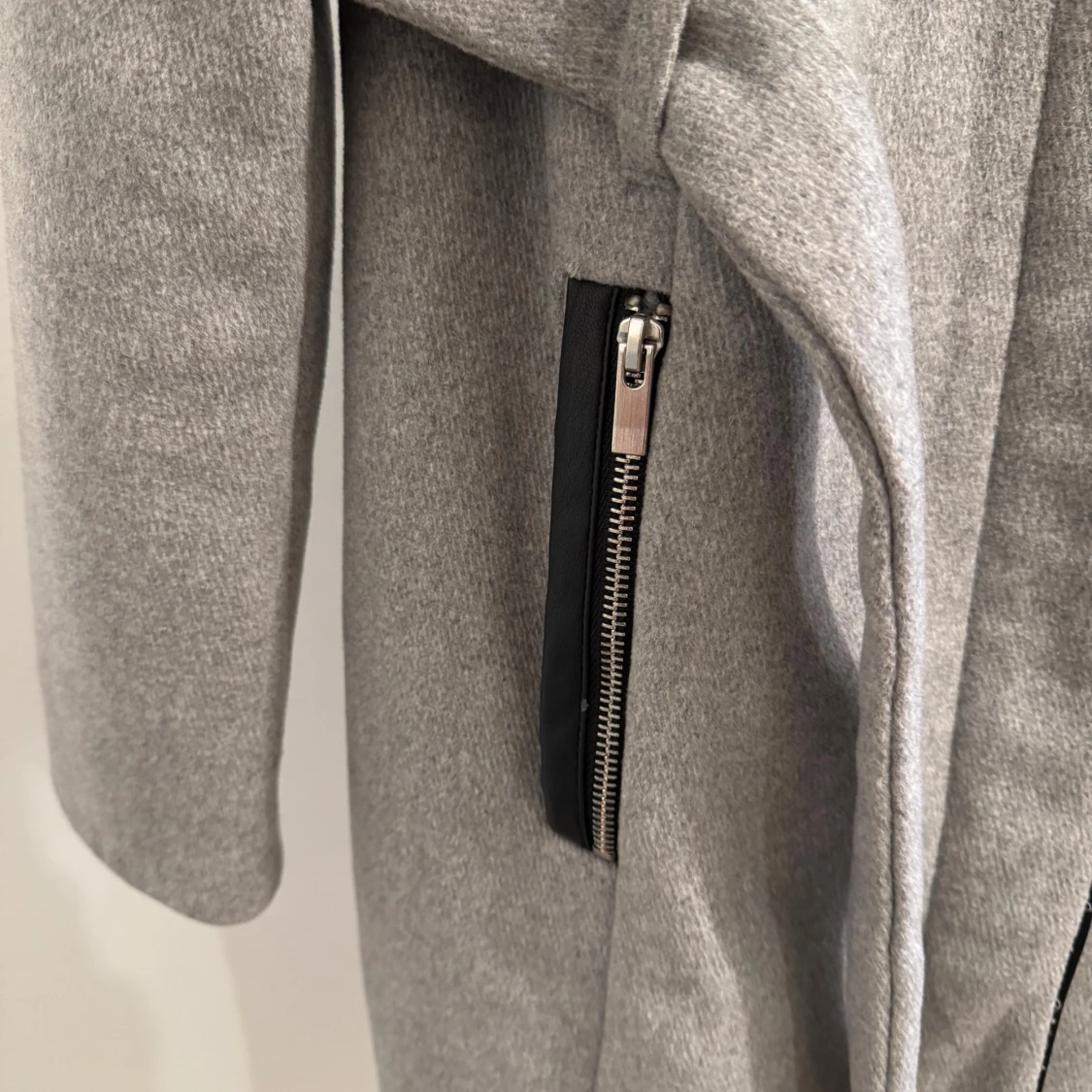 Grå kappa med bälte - 92