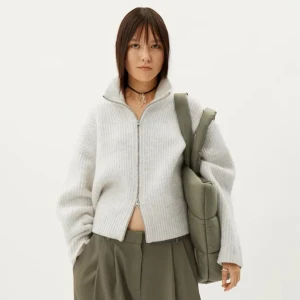 Vit stickad kofta från Weekday - Säljer en supermysig vit stickad kofta från Weekday. Den har en dragkedja framtill och en hög krage🥰