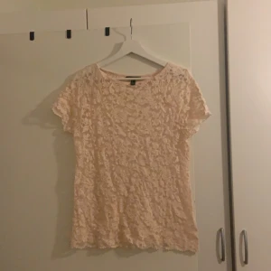 Ljus rosa spets topp - Spets topp från Mango, storlek M