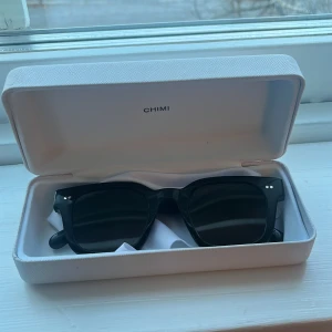 CHIMi 04 black  - Säljer dessa CHIMi 04 i färgen black! Superbra skick och passar till allt💓