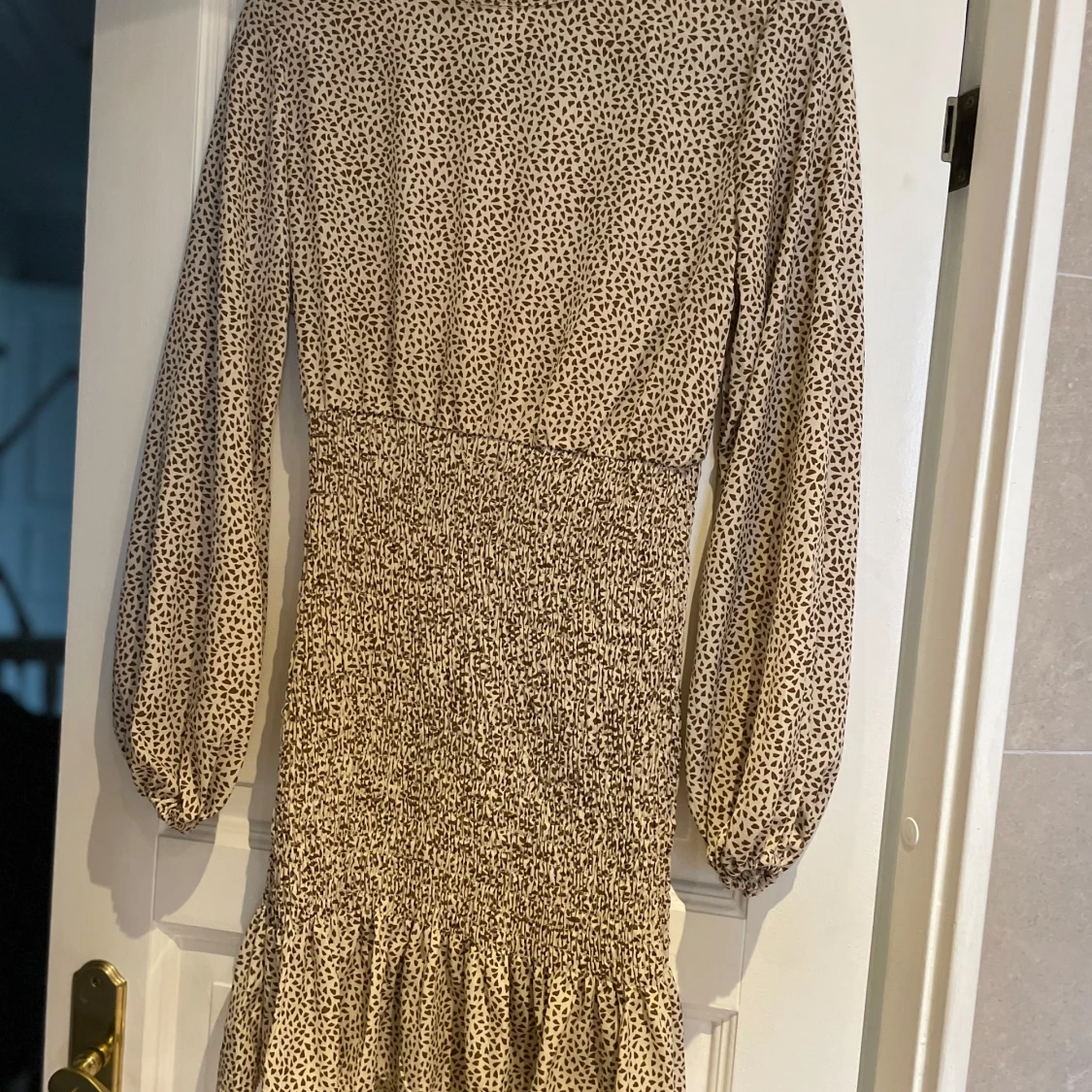 Beige prickig klänning - 90