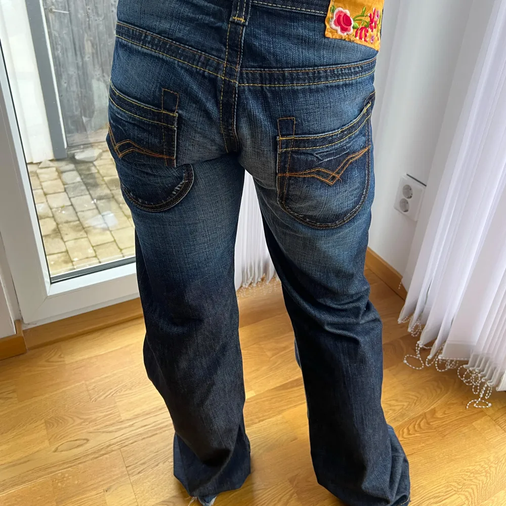 Strl: 25x32 !! Ett par snygga mörkblå jeans från Diesel. De har en cool broderad detalj på bakfickan och en låg midja. Jeansen har en bootcut-stil! 🤩🤩. Jeans & Byxor.