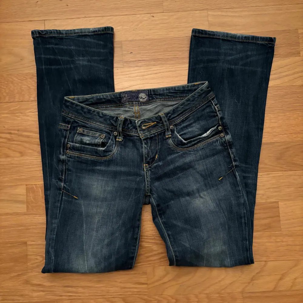 Säljer ett par snygga mörkblå bootcut jeans i bra skick. De har en låg midja! W 25 L 32. Från ltb i modellen valerie . Jeans & Byxor.