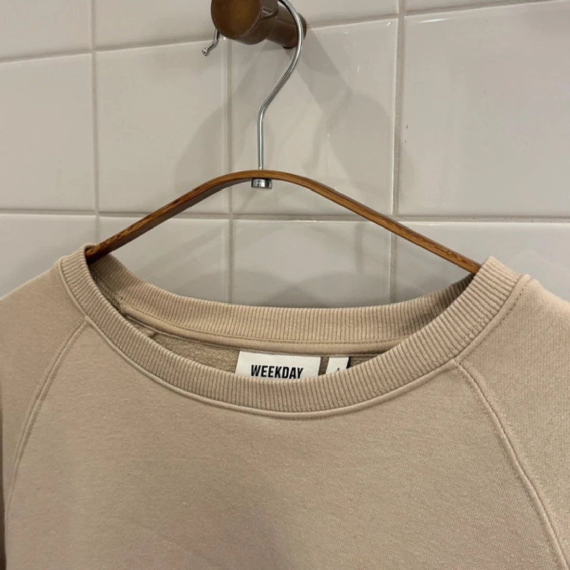 Beige sweatshirt från Weekday - storlek S - 92