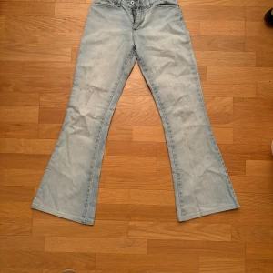 Låga bootcut jeans från Big Star - Säljer ett par ljusblå bootcut jeans från Big Star. Inga defekter med låg midja, W26 L32