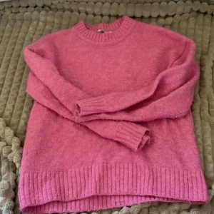 Rosa stickad tröja - Mysig rosa stickad tröja i barnstorlek 146/152. Perfekt för kyliga dagar med sin varma och sköna känsla. Tröjan har långa ärmar och ribbade kanter vid ärmslut och nederkant. Ett måste för höst- och vintergarderoben! 💖