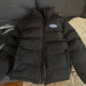 Trapstar vinterjacka  - En skön och stilig vinterjacka som är in köpt från Trapstar, köpt för ca 2200kr  Reva på armen, men är ihop limmad Säljer pga har köpt en ny jacka  