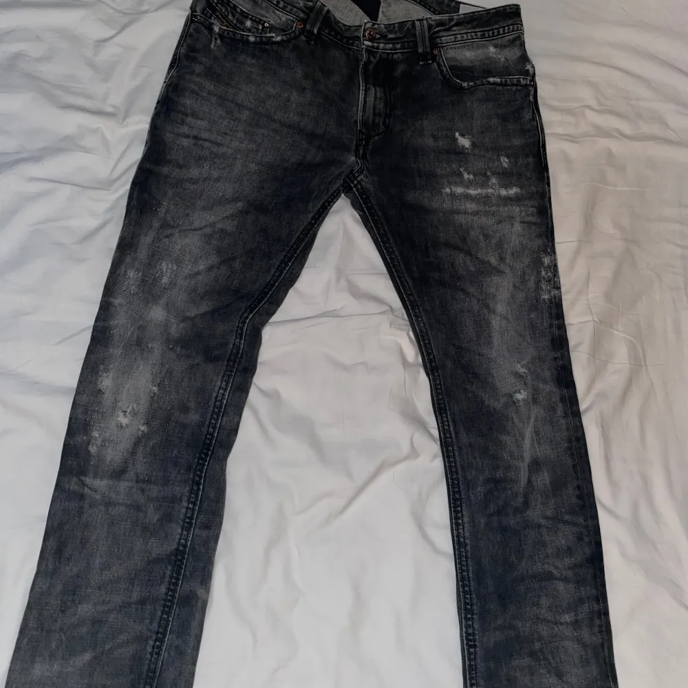 Säljer ett par svarta Diesel Thavar jeans i bra skick. De har en snygg, sliten look och är perfekta för både vardag och fest. Jeansen är i passform slim. Nypris ligger på nästan 1300-1400kr mitt pris är 900kr. Pris kan ändras vid snabb affär. Har ni några funderingar kontakta mig🙌🙌. Jeans & Byxor.