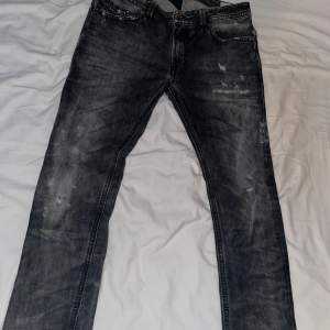 Säljer ett par svarta Diesel Thavar jeans i bra skick. De har en snygg, sliten look och är perfekta för både vardag och fest. Jeansen är i passform slim. Nypris ligger på nästan 1300-1400kr mitt pris är 900kr. Pris kan ändras vid snabb affär. Har ni några funderingar kontakta mig🙌🙌