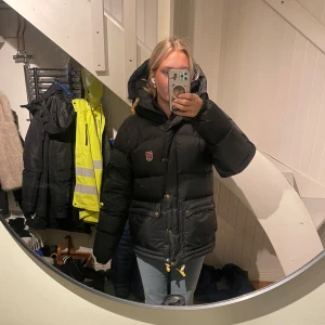 Fjällräven jacka - Fjällräven jacka köpt förra säsongen, knappt använd!! Den har inga defekter därav nu skick! Storlek L men skulle säga att den är M/L💗