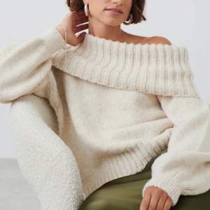 Superfin beige stickad tröja med offshoulder-design från Gina Tricot. Perfekt för höst och vinter, den är både mysig och stilren. Tröjan har en ribbad kant och långa ärmar som ger en avslappnad look. Passar perfekt till både jeans och kjol! Ordinarie pris 399kr. Tröjan är aldrig använd 