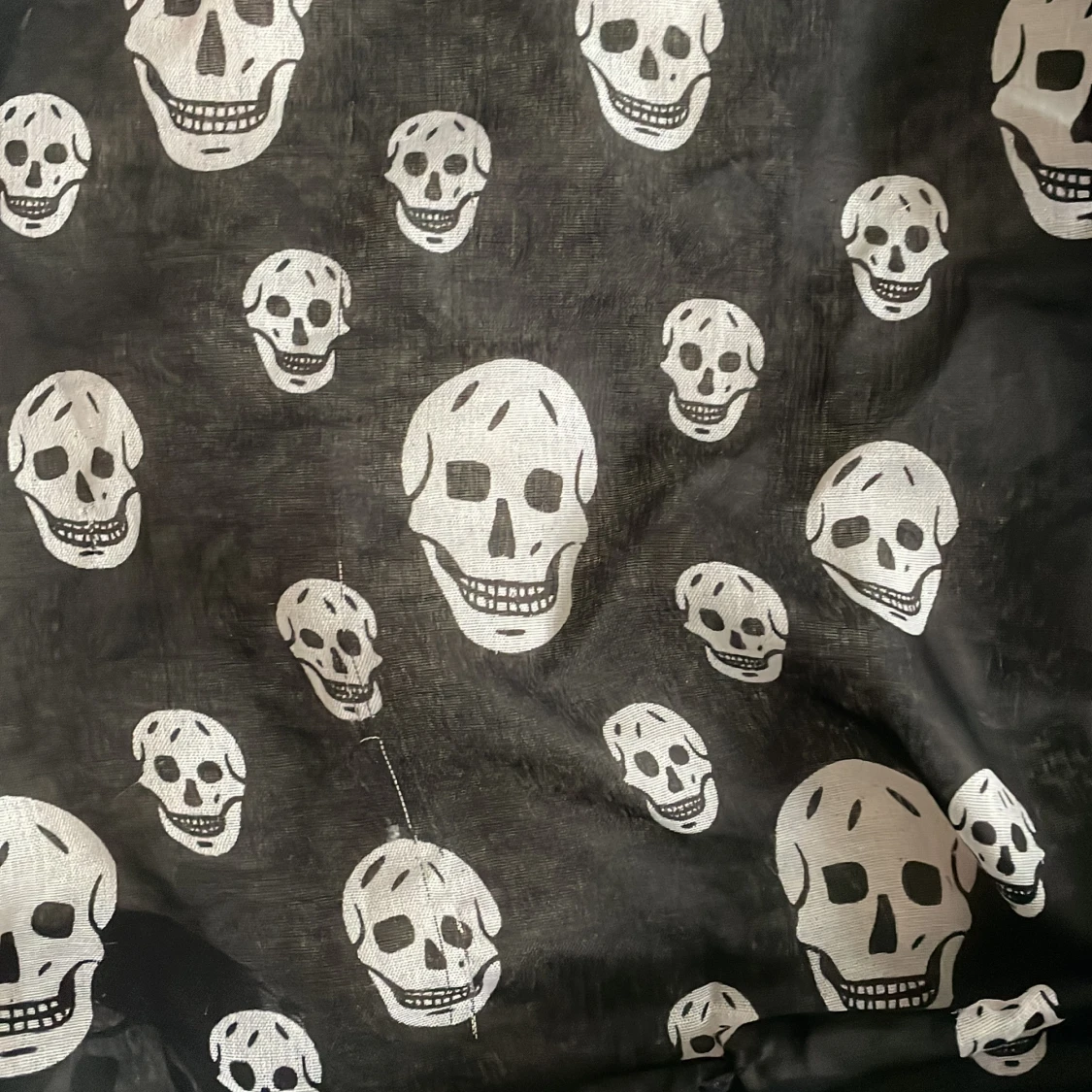 Svart halsduk med dödskallemönster - 90