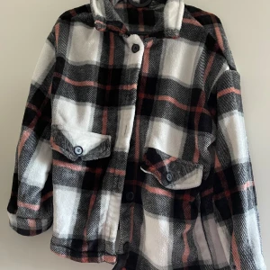 Mjuk och bekväm kofta - En mjuk kofta som gör dig bekvämt och varm.  Storlek S/36.