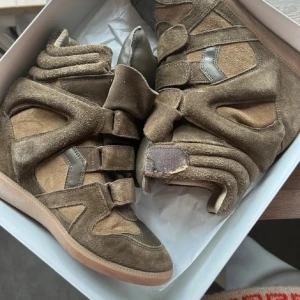 ISABEL MARANT SKOR - INTRESSEKOLL på mina jätte snygga marant skor! Vet inte om jag vill sälja! Bra skick och box och dustbag ingår! Skriv för frågor