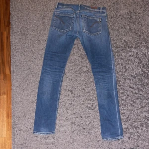 Dondup jeans - Säljer dessa Dondisar eftersom jag ej använde dem längre. Köpta juni 2023 och har inte använt mycket. Storlek 32, gerorge och är som nya!              Mvh 