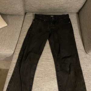 Svarta jeans - Svarta jeans ifrån BoohooMan i lite lösare passform. Jeanses är i bra skick och har en fin tvättad effekt. Jeansen passar mig bra som är 180. 