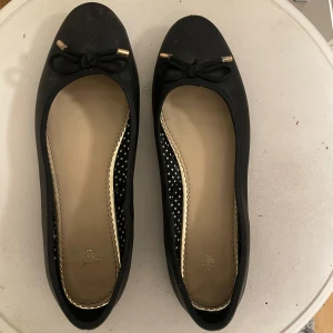 Svarta ballerinaskor med rosett - Säljer ett fina ballerina skor, köp på plick men va inte min storlek