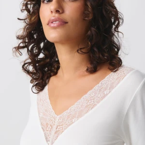 Spets topp - Säljer denna superfina spets topp ifrån Gina tricot💕💕 Den är inte mycket andvänd så är i bra skick, hör av er vid frågor❣️