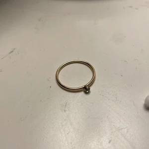 Super fin gullig ring  - Jag säljer denna ring, den har en liten diamant på toppen. Super gullig och fin. Aldrig andvänt bara haft den i nån minut för o visa den på Plick 