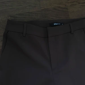 Kostymbyxor  - Bruna kostymbyxor från Gina, perfekt till hösten! I nyskick