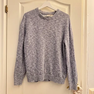 Grå stickad tröja från East West - Mysig blå/vit stickad tröja från East West, perfekt nu till hösten, inte heller stickigt material. Tröjan är i mycket bra skick och! Skulle säga att storleken snarare är M än S.