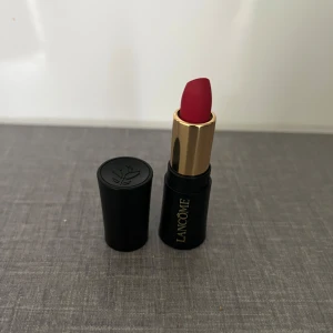 Lancome läppstift NY - Matt rött läppstift Lancome nr 505. Minisize. Helt nytt oanvänt.