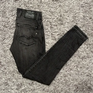 Replay anbass gråa - Säljer pga används inte. Bra skick. Storlek 28/32 men passar 29/31.       Står ej för frakt