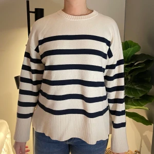 Randig stickad tröja - Randig stickad tröja från Zara. Använd max 5 gånger😊