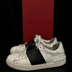 Valentino opens - Valentino opens i gott skick, storlek 42/5 alla tillbehör med följer även kvitto. 100% autentiska Ny pris ca 5720kr vårt pris 2295 Steal!!!