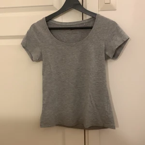 Grå t-shirt  - Säljer en enkel och stilren grå t-shirt. Den har en rund halsringning och korta ärmar, perfekt för vardagsbruk. Materialet känns mjukt och bekvämt.