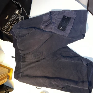 Stone island black label cargo shorts - Säljer mina shorts köpta på onu disigner i England för runt 3500. Passar dig som är 170-185