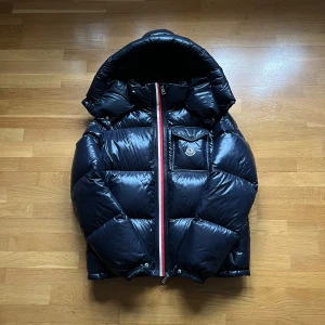 Moncler Montbeliarden  - Säljer denna sjukt snygga Montbeliarden i Size 3 ”navy” Skick 9/10. Självklart äkta bara att skicka bilderna.