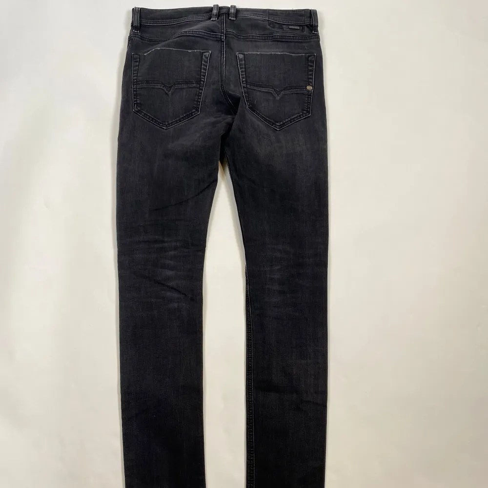 Modellen är 184 och väger 70kg  Levis jeans 31/34 | Modell Tepphar | Passform slim fit Midjemått - 42 cm  Benets längd - 110 cm  Fotvidd - 15 cm  Hör av dig vid frågor!. Jeans & Byxor.