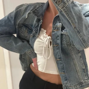 Supersnygg jeansjacka - Säljer nu denna supersnygga jeansjacka då den inte kommer till användning 💙