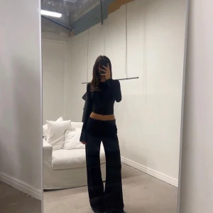 Svarta byxor från ALOBHA - Säljer ett par stilrena svarta byxor från ALOBHA i storlek XXS, men passar XS. De har en låg midja och en rak passform som ger en elegant look. Perfekta för både vardag och fest! 🖤