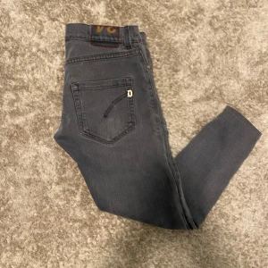Dondup George jeans  - Hej! Jag säljer ett par riktigt snygga Dondup-jeans i mörkgrå färg,storlek 32. De är i bra skick och har kvar både sin schyssta passform och stil.Säljer dem bara för att jag inte använder dem längre Perfekt för dig som letar efter ett par feta jeans🙌