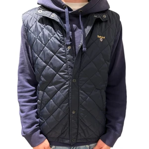 Barbour Väst - Säljer en snygg väst från barbour som är nästintill ny använd ett fåtal gånger! Västen är perfekt för dig som vill uppgradera din garderob inför hösten och de mörkare tiderna. Tveka inte på att höra av dig vid minsta lilla fråga eller fundering// sp-clothing