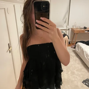 Svart blus/kjol - En svart kjol från Chelsea som jag brukar använda som en ”blus” inte använd jätte mycket så den ser nästan ut som ny 💕 (Köparen står för frakten)