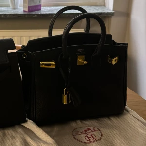 Birkin 25 - Tänkte köra en intressekoll på min Birkin 25, har aldrig haft den ute endast testat hemma. Hör av er för fler bilder🦋