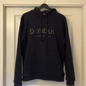 Dondup hoodie - Säljer denna mörkblåa blåa Dondup hoodien i storlek S (Passar M)  Skick 9/10 Om det är något ni undrar så är det bara att fråga!⭐️⭐️⭐️ 
