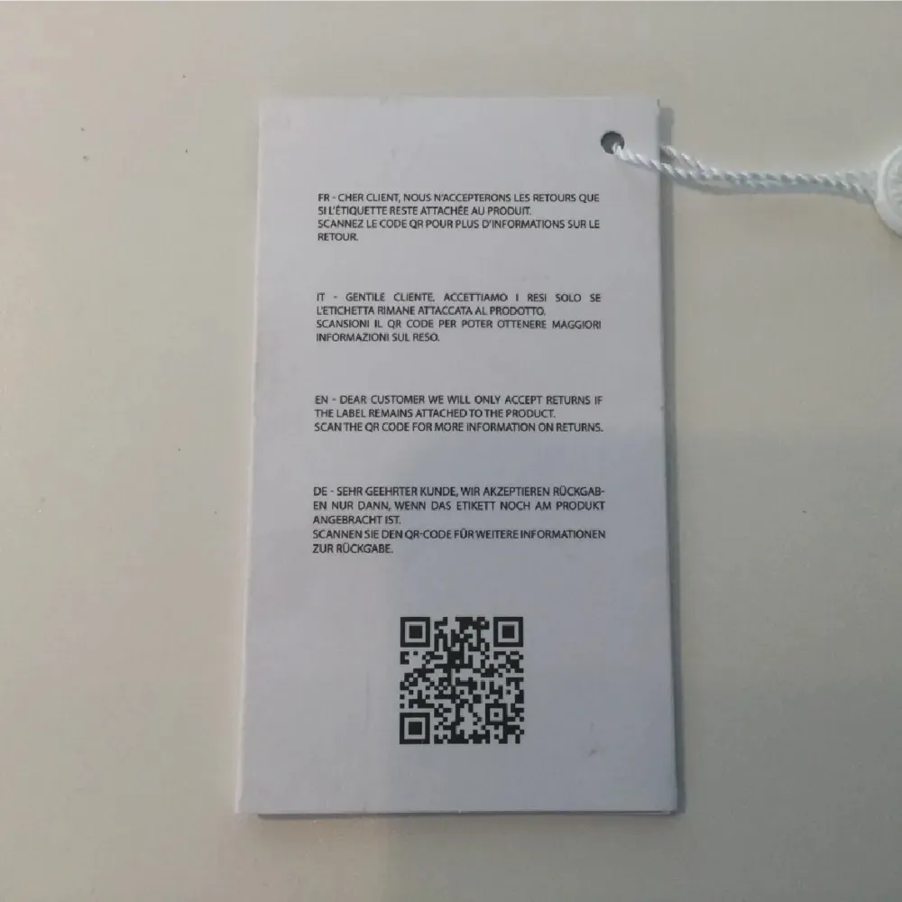 Ett par Philippe model skor i nyskick, använd ca 10 gånger. Stl 40 men lite stora i storleken, allt ingår Box, Scan och dustabg osv. nypris 3900 nu 2549 kan gå ner vid snabb affär. Skirv gärna vid minsta fråga . Skor.