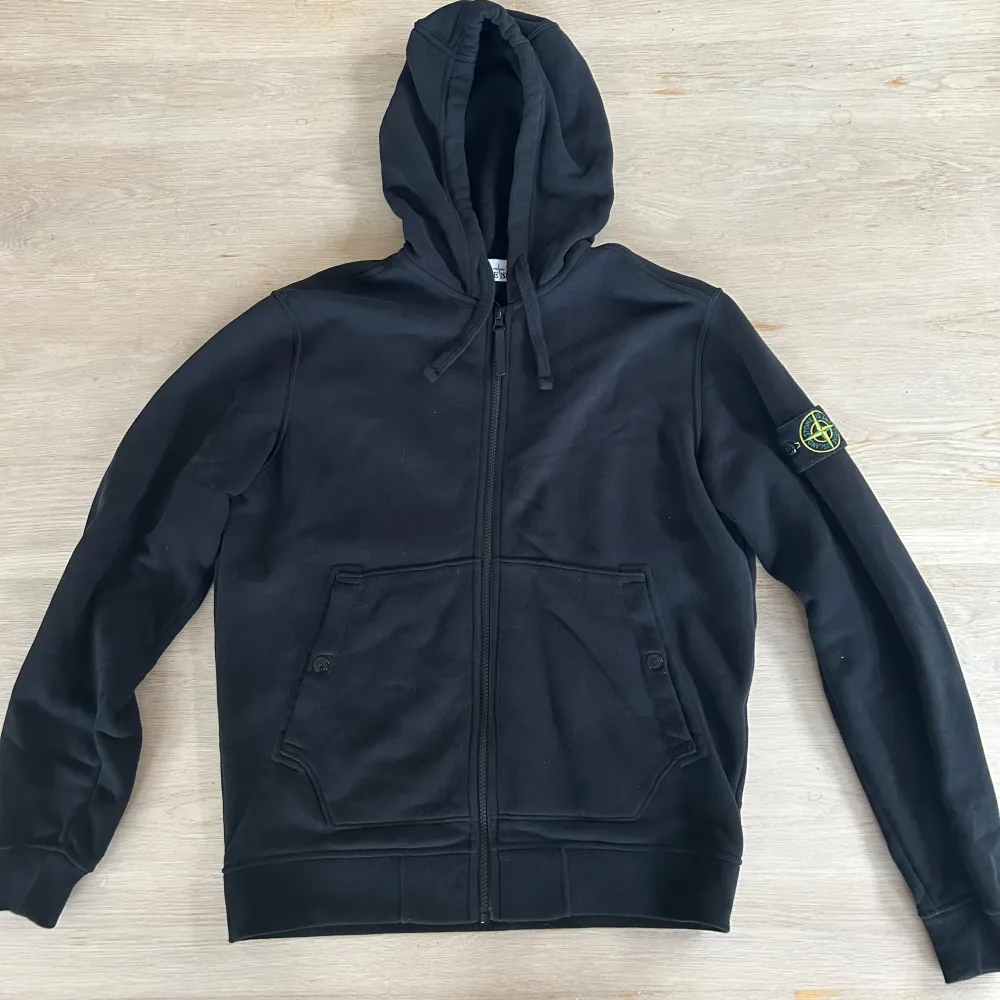 Stone Island Hoodie med zip. Mycket bra skick. . Hoodies.