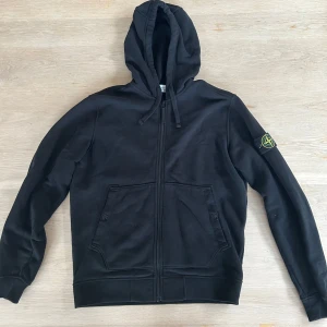 Stone Island Hoodie - Stone Island Hoodie med zip. Mycket bra skick. 