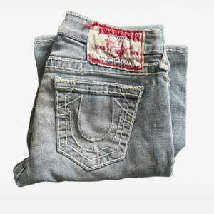 Snygga lågmidjade true religion jeans i storlek 28❤️ Midjemått: 35cm rakt över  Innerbenssömmen: 75cm