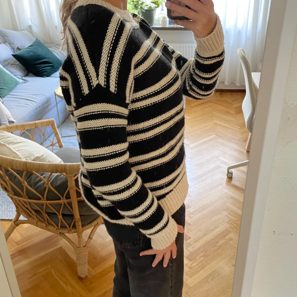 Passar xs-s. Mycket bra skick! 90% akryl, 10% ull. Neuleet.