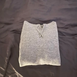 Grå merino hoodie - Tja, säljer nu en riktigt schysst merino hoodie i ett perfekt skick 9/10. Inga defekter. Den är perfekt nu till vintern!. Vid funderingar/ intresse tveka inte att höra av dig♠️