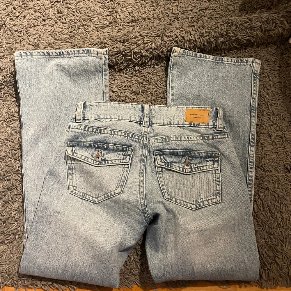 Skit snygga jeans ifrån Gina som är Lågmidjade och bootcut modell, använd Max 2 ggr så dem är helt nyskick. Storlek 36 men passar mig som brukar ha 34-36. Original pris 499!. Jeans & Byxor.