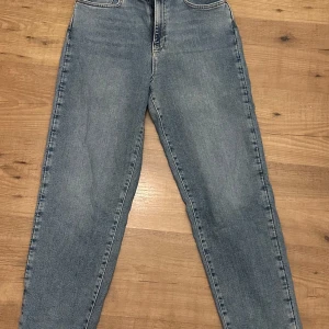 Jeans från Gina tricot - Ljusblå jeans från Gina i stolen 40, använda fåtal gånger och i mycket bra skicka. Sköna och stretchiga