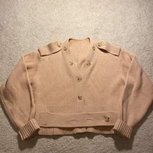 Kofta H&M Studio - Säljer en jättefin beige kofta från H&M Studio A/W 2020. Är som ny och har inga defekter. Kom privat för fler frågor 💕